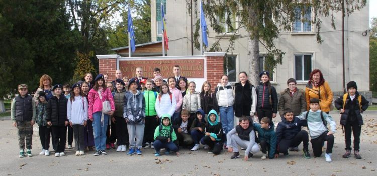 Mai aproape de viața de elev militar!