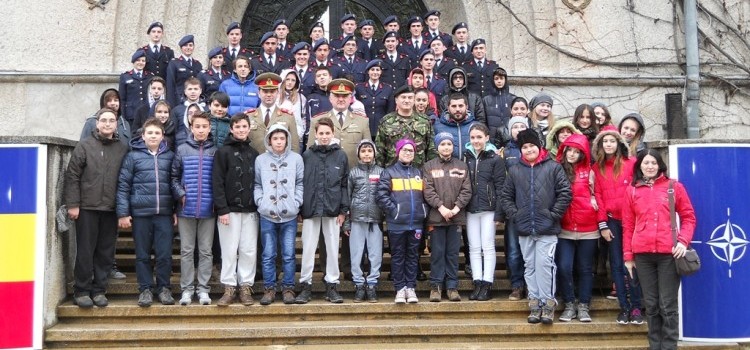 Read more about the article „Armata – O şcoală altfel”