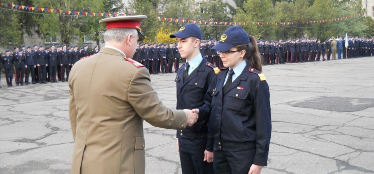 Read more about the article O tresă în plus pe epolet elevilor cu rezultate deosebite