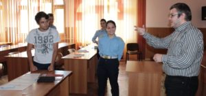 Read more about the article Tinerii dezbat