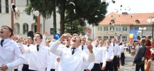 Read more about the article La Breaza, clopoţelul a sunat sfârşit de an şi de liceu
