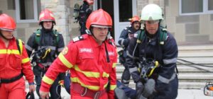 Read more about the article Exerciţiu demonstrativ de evacuare şi de stingere a unui incendiu