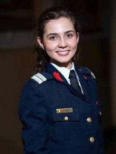 Read more about the article Zâmbetul se asortează cu uniforma militară