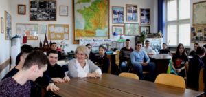 Read more about the article Întâlnirea generaţiilor! Emoţii pentru absolvenţi, emoţii pentru dascăli….