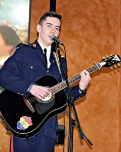 Read more about the article Învaţă foarte bine şi cântă muzică folk
