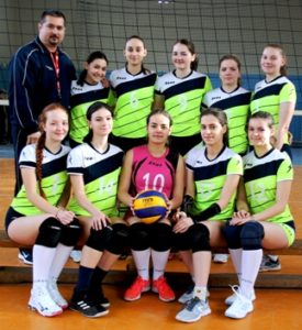 Read more about the article Locul I și calificare la faza județeană pentru echipele de volei masculin și feminin