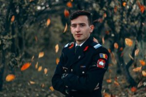 Read more about the article Pasiunea se asortează cu uniforma militară