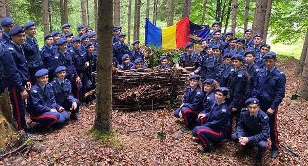Read more about the article De la teorie la practică, în tabăra de instrucție de la Cheia, în inima muntelui￼