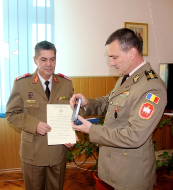 Read more about the article Distincții militare pentru ofițeri, subofițeri, profesori și civili