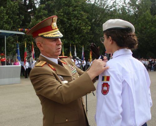 Read more about the article Eleva cu rezultate deosebite la învățătură avansată în gardul de elev plutonier adjutant