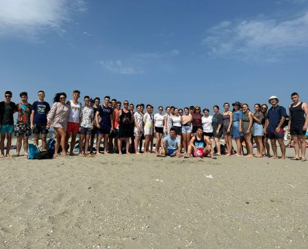 Read more about the article Elevii merituoși, în tabără la mare