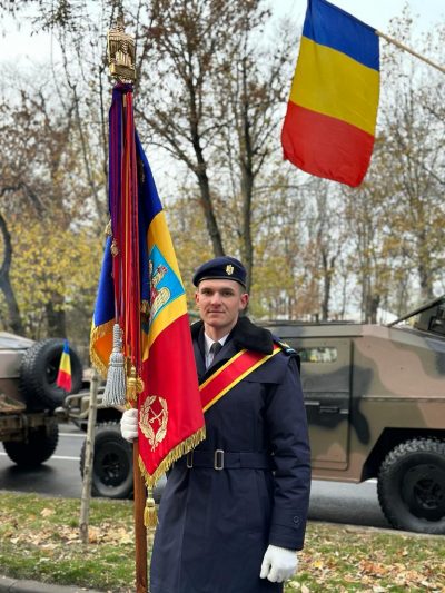 Read more about the article Elev cantemirist, port-drapel la Parada Militară Națională