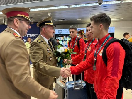 Read more about the article Sportivii cantemiriști întâmpinați cu aplauze și îmbrățișări pe aeroport
