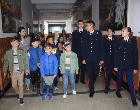 Read more about the article Cariera militară, opțiune pentru elevii de gimnaziu