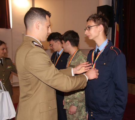 Read more about the article Premierea elevilor merituoși și prezentarea Academiei Forțelor Terestre „Nicolae Bălcescu”