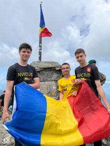 Read more about the article Drapelul României, purtat de cantemiriști pe Vârful Negoiu