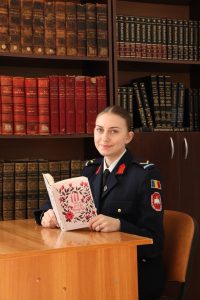 Read more about the article Mama, inspirație pentru o tânără cantemiristă