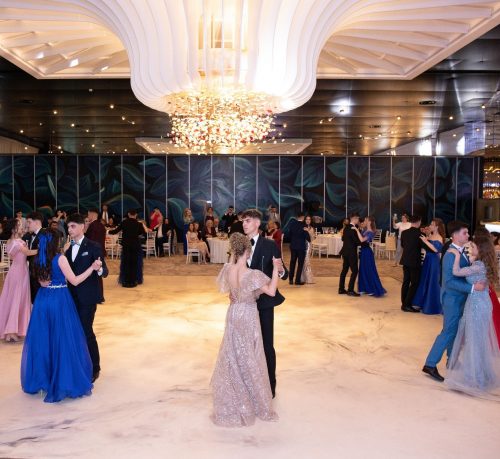 Read more about the article Balul absolvenților, un moment plin de eleganță, rafinament și bun gust.