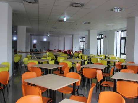 Popotă nouă și modernă în colegiu