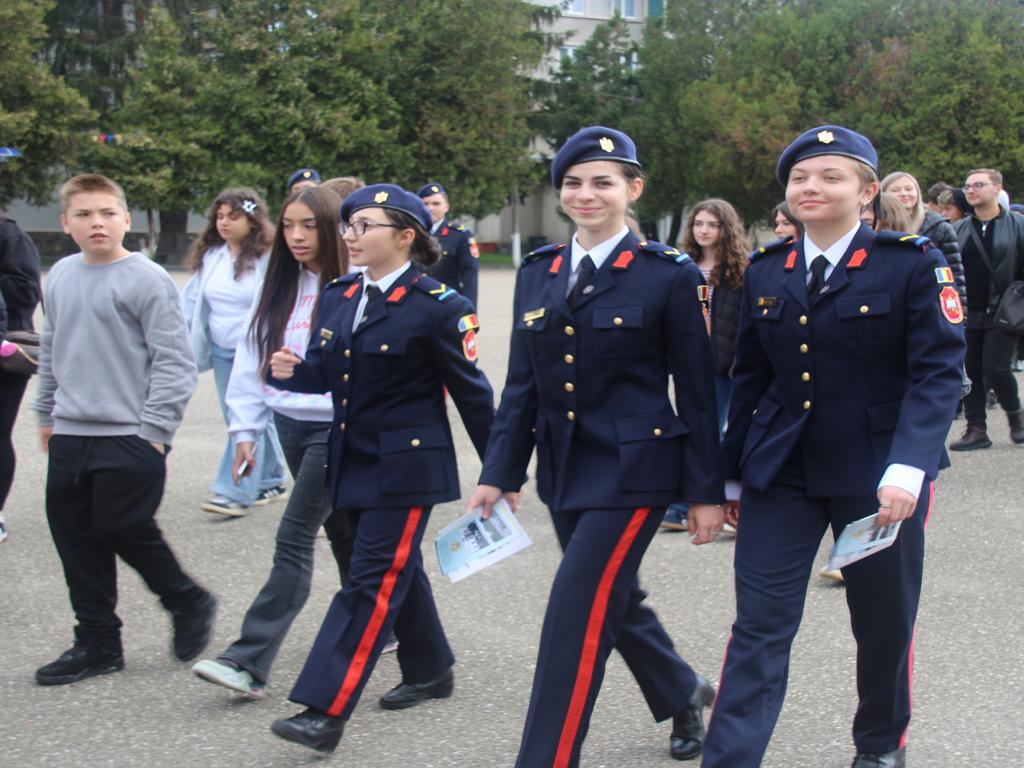 Read more about the article Mai aproape de viața de elev militar!